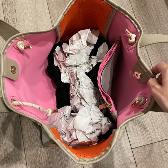 Shiraleah Neoprene Beach Tote - Picture 5 of 10